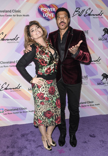 Shania Twain feet photo thumbnail