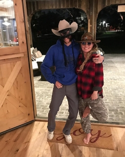 Shania Twain feet photo thumbnail