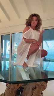 Shania Twain feet photo thumbnail