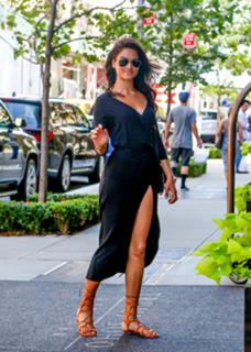 Shanina Shaik feet photo thumbnail