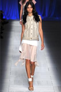 Shanina Shaik feet photo thumbnail