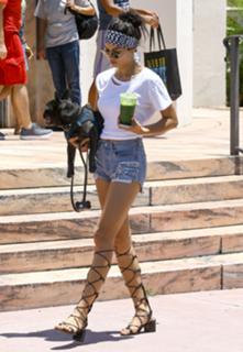 Shanina Shaik feet photo thumbnail