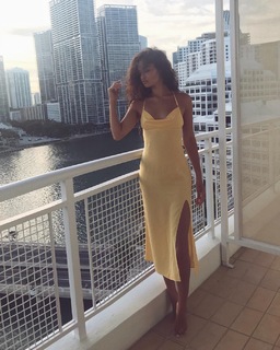 Shanina Shaik feet photo thumbnail