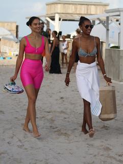 Shanina Shaik feet photo thumbnail