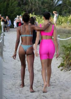 Shanina Shaik feet photo thumbnail