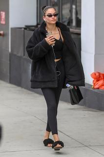 Shanina Shaik feet photo thumbnail