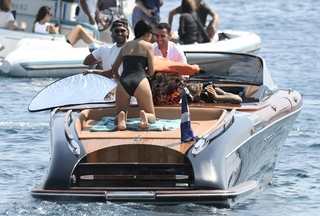 Shanina Shaik feet photo thumbnail