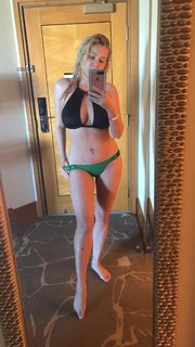 Shanna Moakler feet photo 1