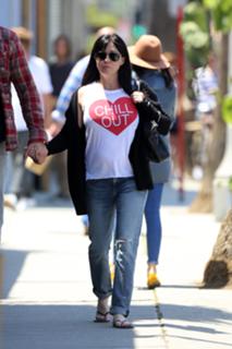 Shannen Doherty feet photo thumbnail
