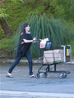 Shannen Doherty feet photo thumbnail