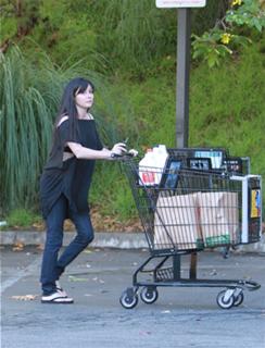 Shannen Doherty feet photo thumbnail