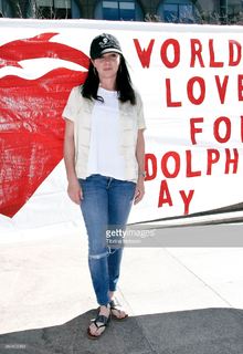 Shannen Doherty feet photo thumbnail