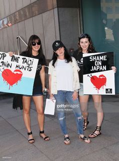 Shannen Doherty feet photo thumbnail