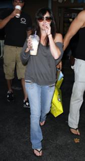 Shannen Doherty feet photo thumbnail