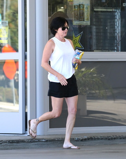 Shannen Doherty feet photo thumbnail