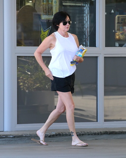 Shannen Doherty feet photo thumbnail