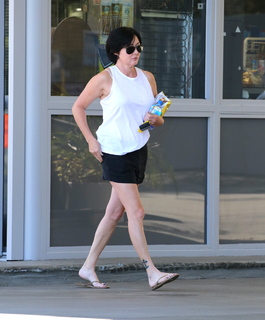 Shannen Doherty feet photo thumbnail