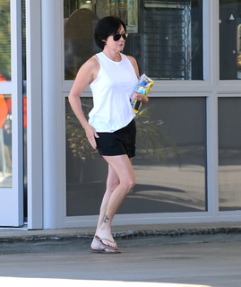 Shannen Doherty feet photo thumbnail