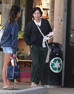 Shannen Doherty feet photo thumbnail
