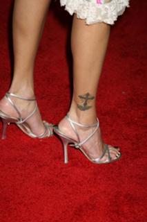 Shannen Doherty feet photo thumbnail