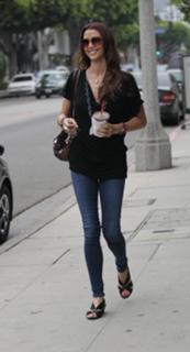 Shannon Elizabeth feet photo thumbnail