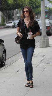 Shannon Elizabeth feet photo thumbnail