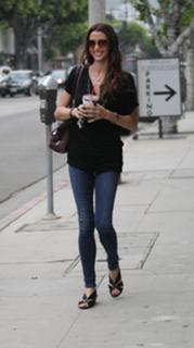 Shannon Elizabeth feet photo thumbnail