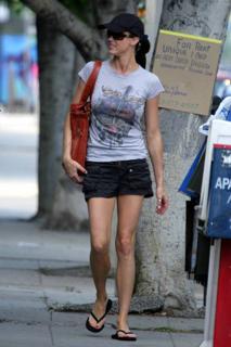 Shannon Elizabeth feet photo thumbnail