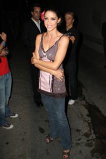 Shannon Elizabeth feet photo thumbnail