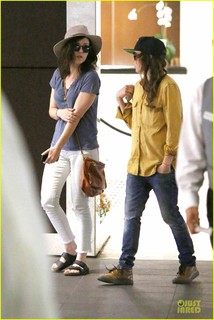 Shannon Woodward feet photo thumbnail