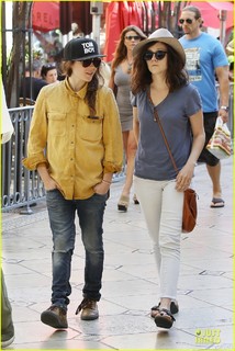 Shannon Woodward feet photo thumbnail