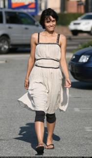 Shannyn Sossamon feet photo thumbnail