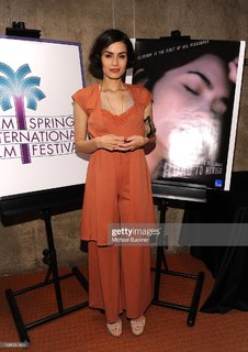 Shannyn Sossamon feet photo thumbnail
