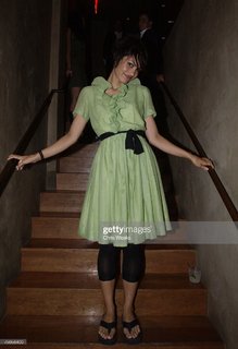 Shannyn Sossamon feet photo thumbnail