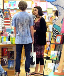 Shannyn Sossamon feet photo thumbnail
