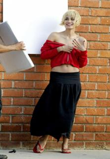 Shannyn Sossamon feet photo thumbnail