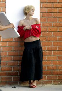 Shannyn Sossamon feet photo thumbnail