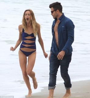 Sharni Vinson feet photo thumbnail