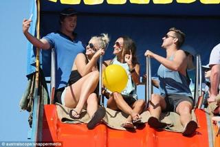 Sharni Vinson feet photo thumbnail