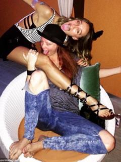 Sharni Vinson feet photo thumbnail