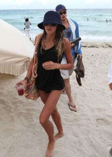 Sharni Vinson feet photo thumbnail