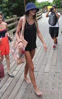 Sharni Vinson feet photo thumbnail