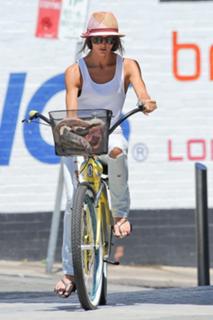 Sharni Vinson feet photo thumbnail