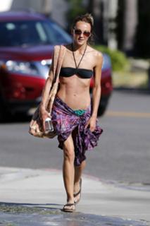 Sharni Vinson feet photo thumbnail