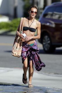 Sharni Vinson feet photo thumbnail