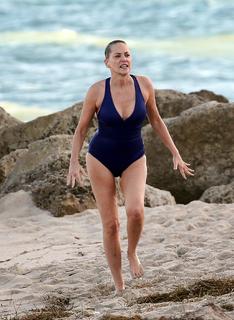 Sharon Stone feet photo thumbnail