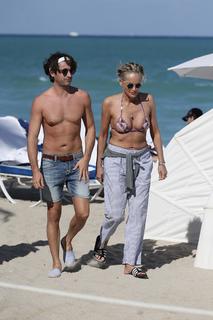 Sharon Stone feet photo thumbnail