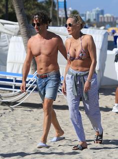 Sharon Stone feet photo thumbnail