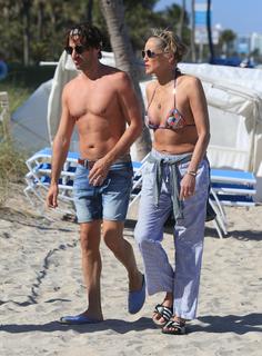 Sharon Stone feet photo thumbnail
