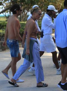 Sharon Stone feet photo thumbnail